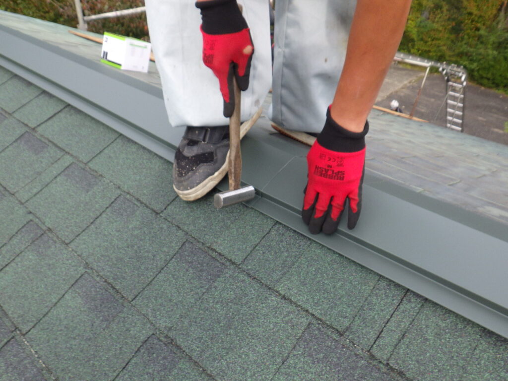 棟板金の取り付け中です