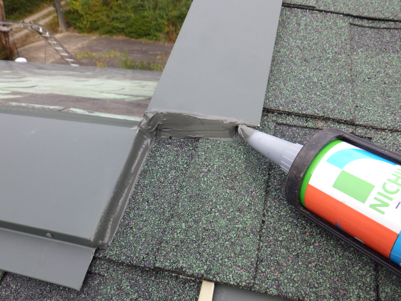 棟板金の仕上げとシーリング処理