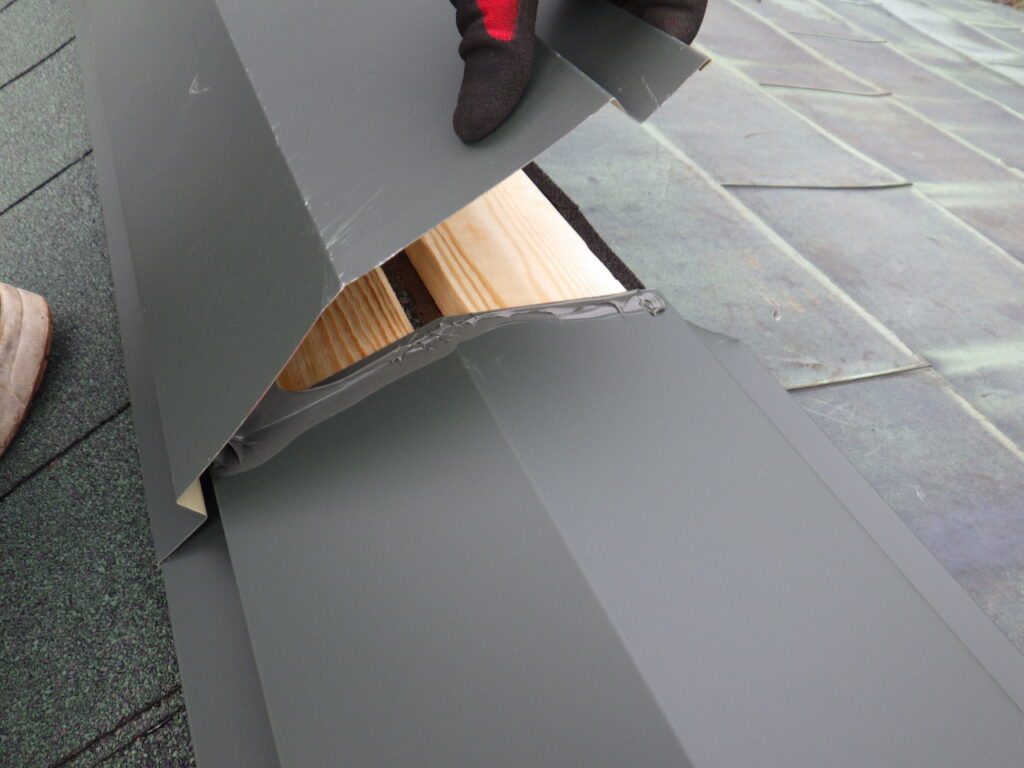 棟板金の繋ぎです