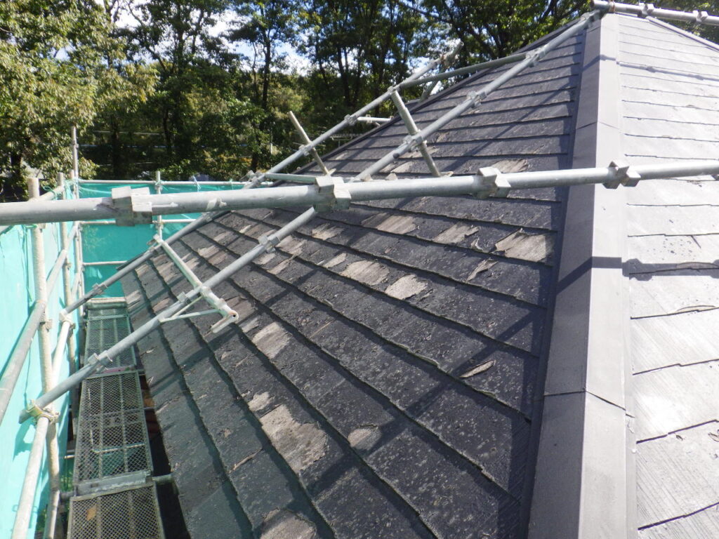 スレート表面の大規模な剥離