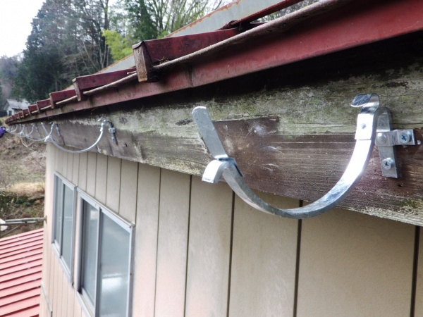 軒樋金具の取り付け終了です