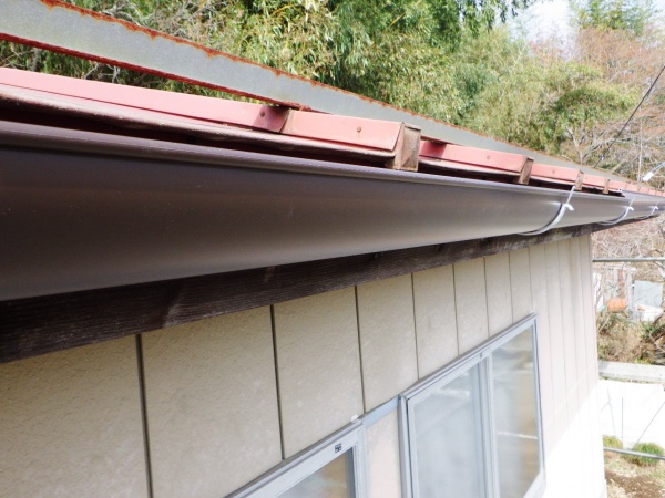 軒樋を取り付けました