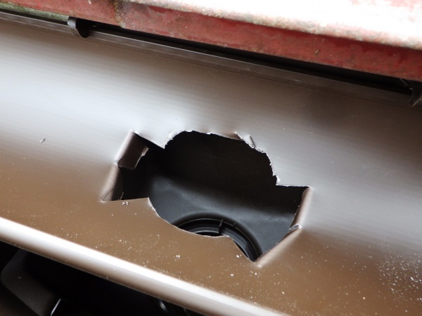 排水穴を開けました