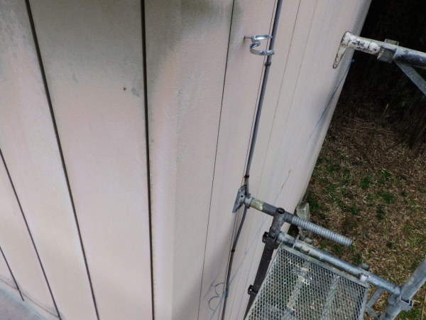 竪樋金具を取り付けました