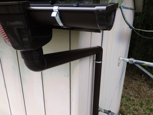 竪樋を取り付けました