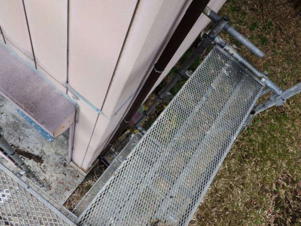 竪樋を取り付けました