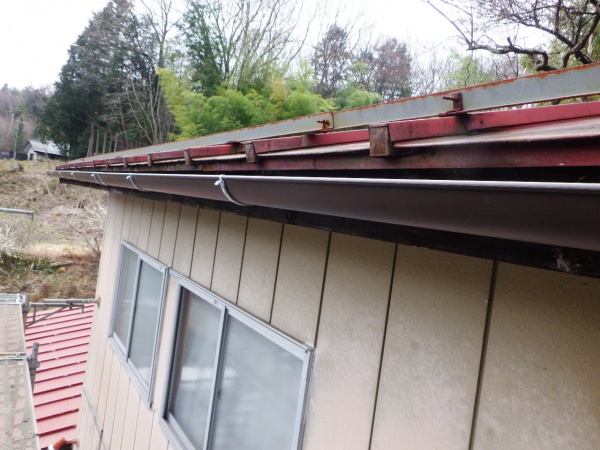軒樋を繋ぎました