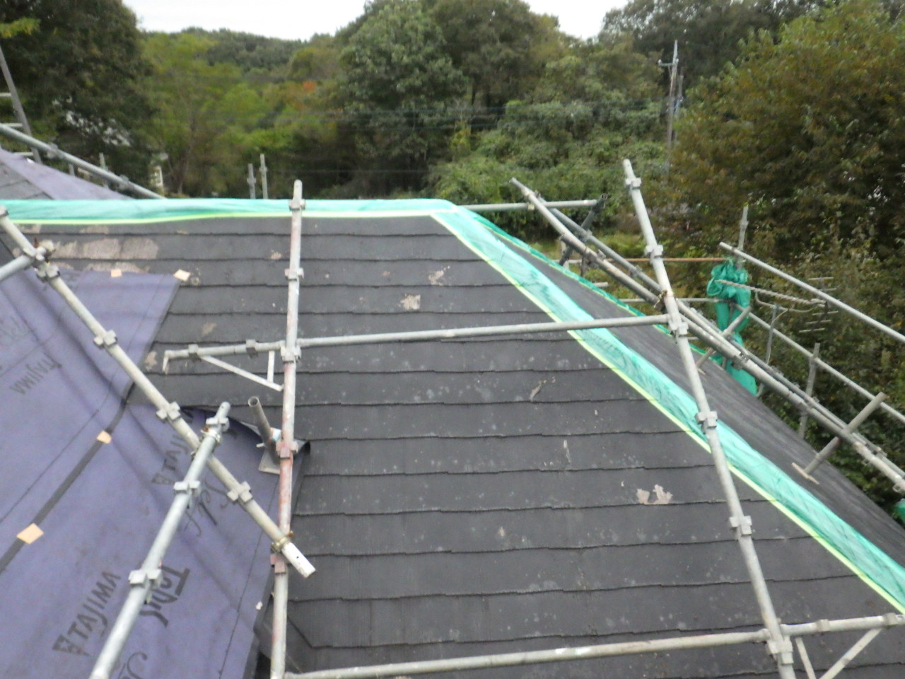 ルーフィングの貼り付け中です