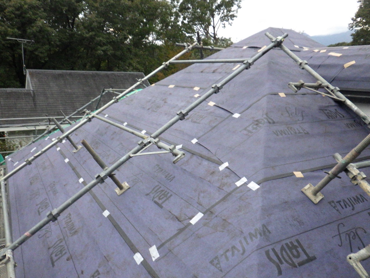 ルーフィングの貼り付け終了です