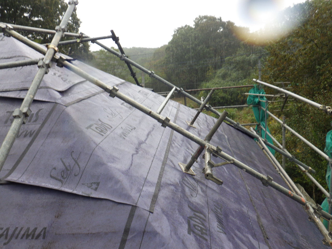 ルーフィングの貼り付け終了です