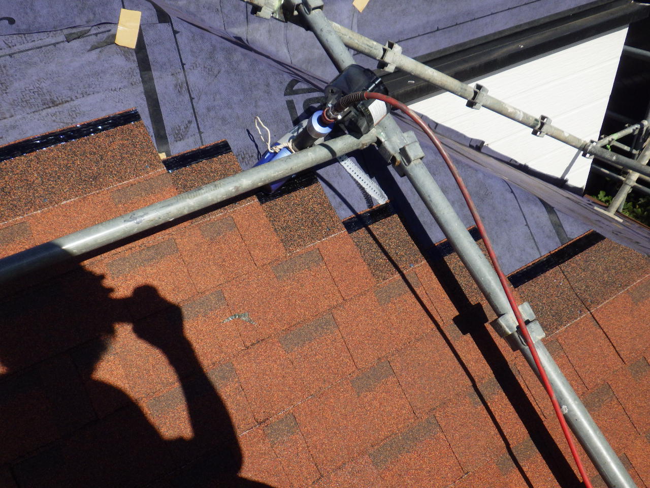 施工途中の屋根材の状態です