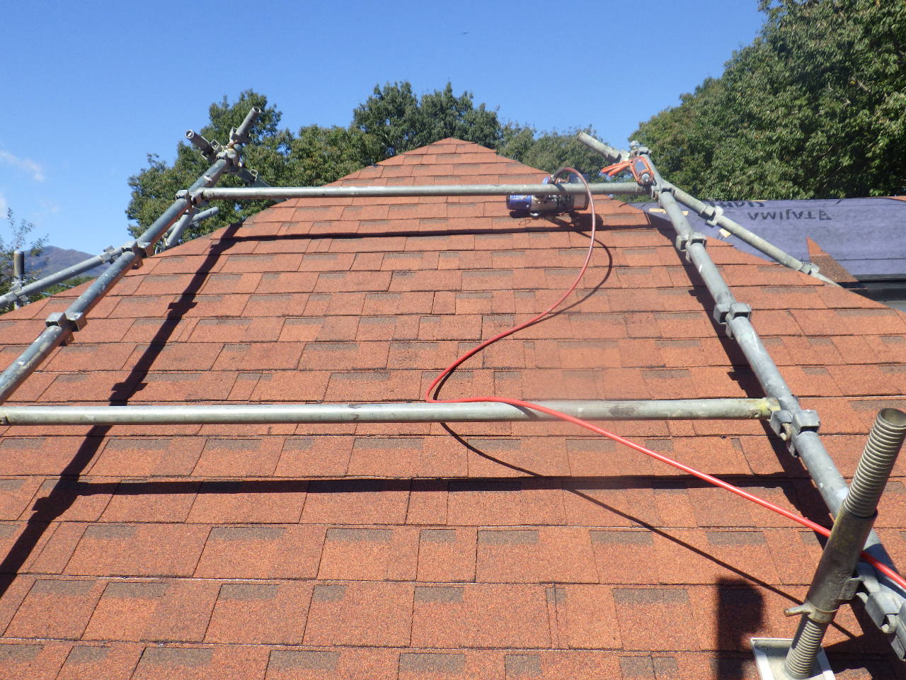 １面のアスファルトシングル本体の貼り付け終了です