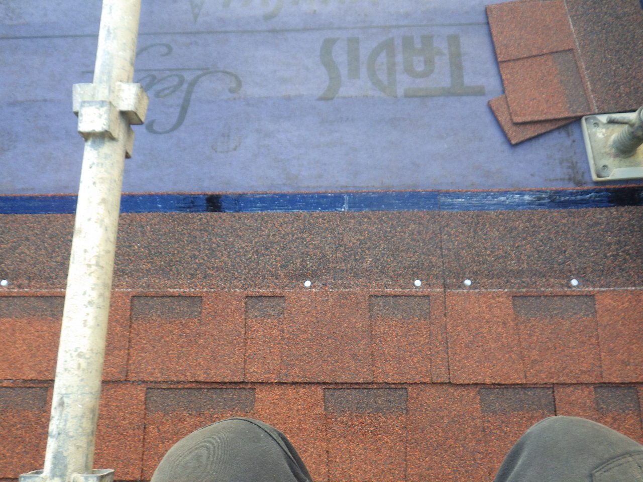 アスファルトシングル本体の貼り付け中です