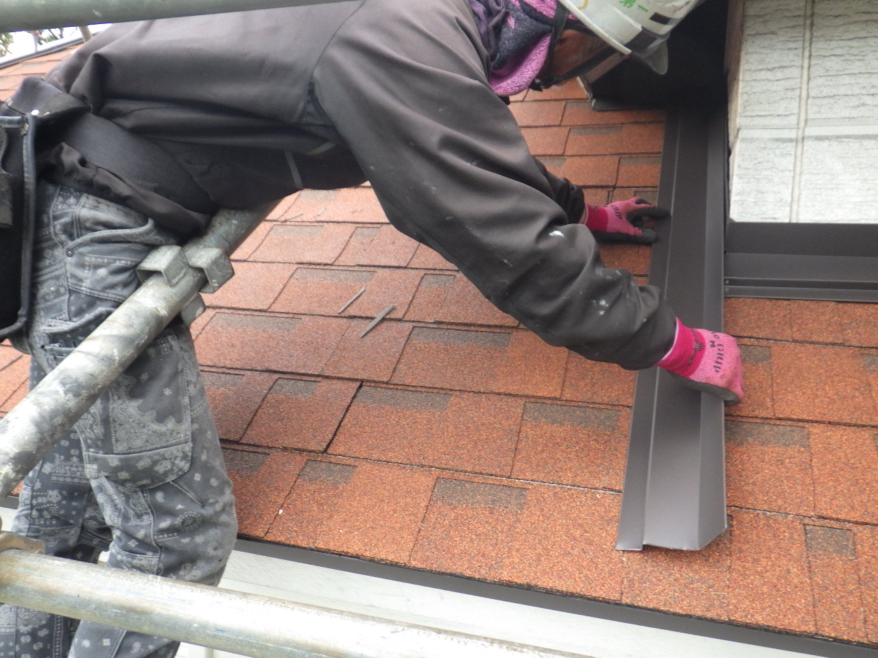 壁水切りの取り付け中です