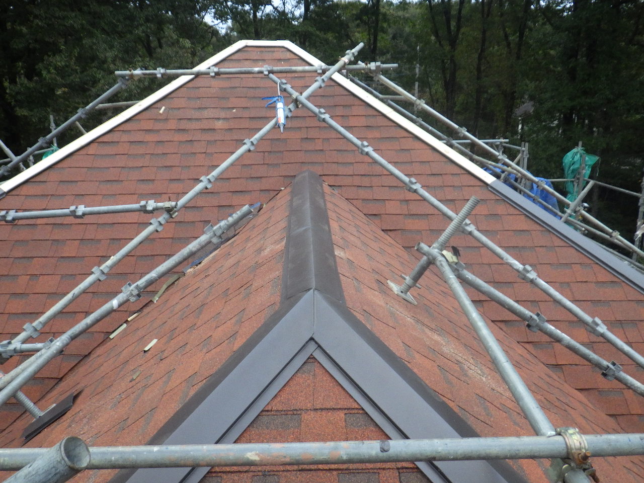 棟板金の取り付け中です