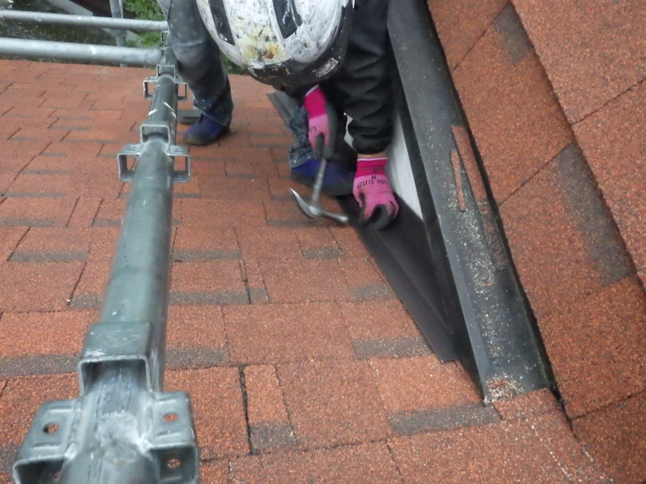 壁水切の固定中です