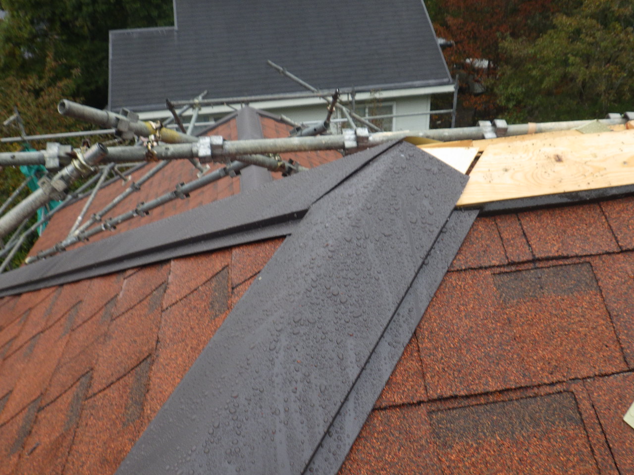 棟板金の取り付け中です