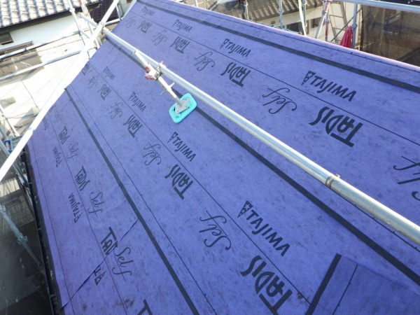 ルーフィングを貼り付け