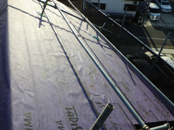 ルーフィングを貼り付け