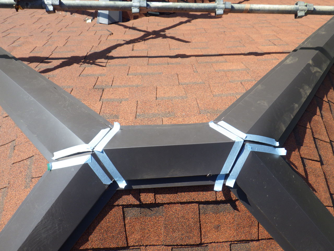 棟板金のシーリング養生です