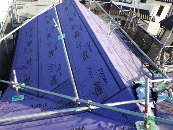 ルーフィングを貼り付け