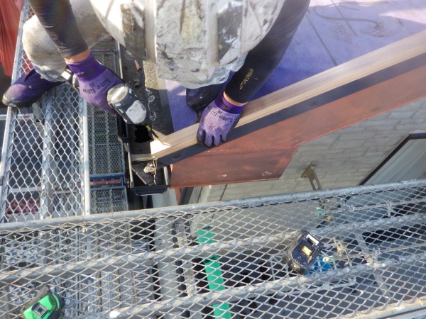 ケラバ包み板金下地の取り付け中です