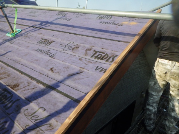 ケラバ包み板金下地の取り付け終了です