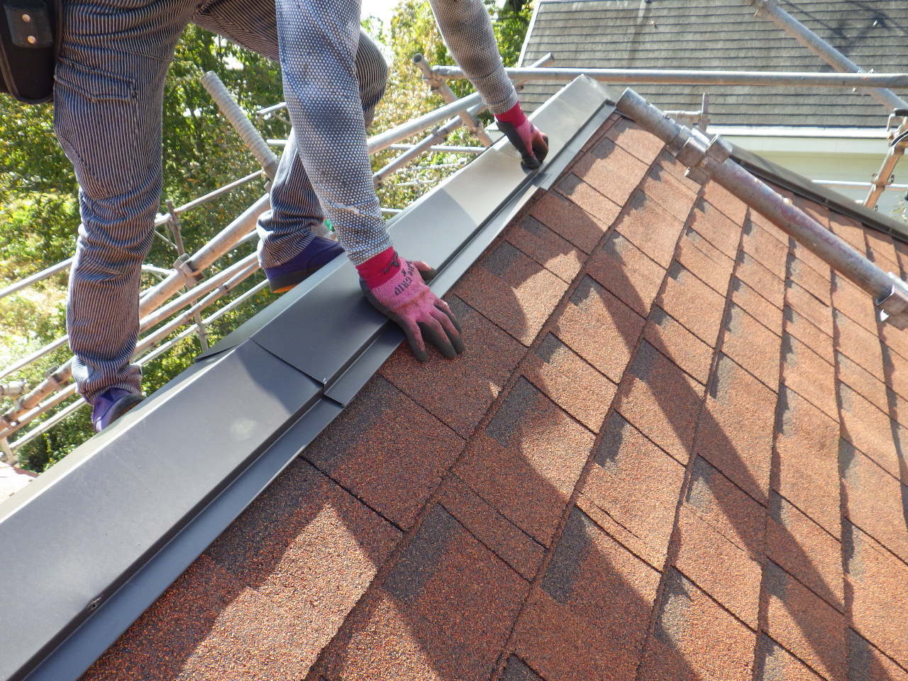 棟板金の取り付け中です