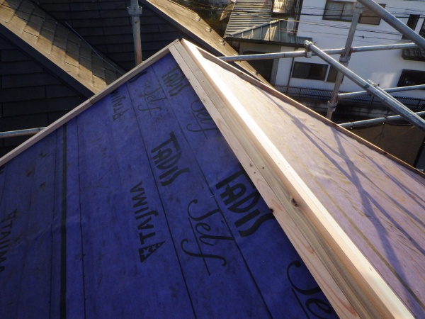 棟板金下地の取り付け終了です