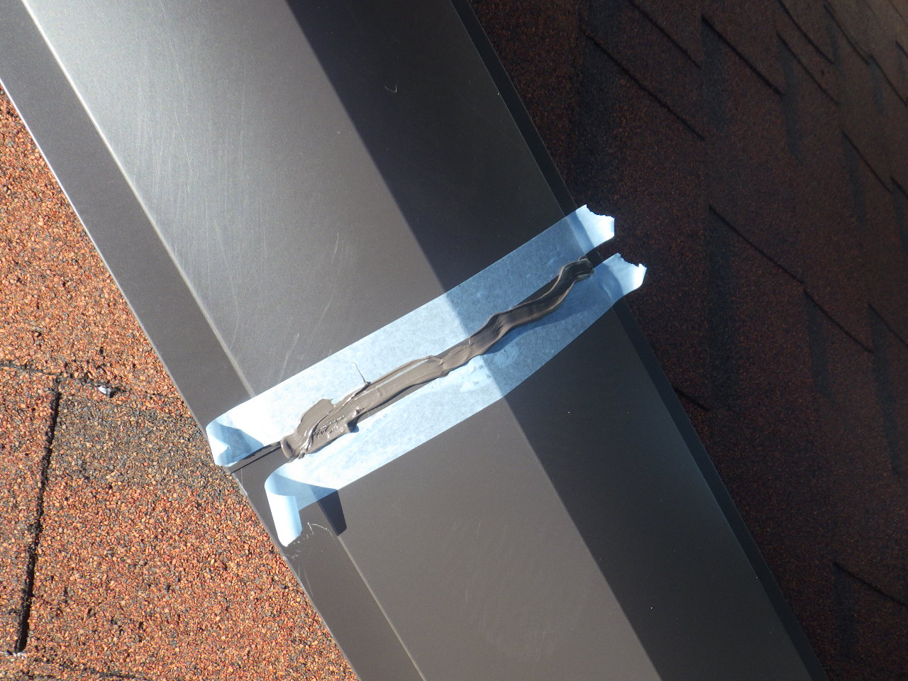 棟板金のシーリング養塗布中です