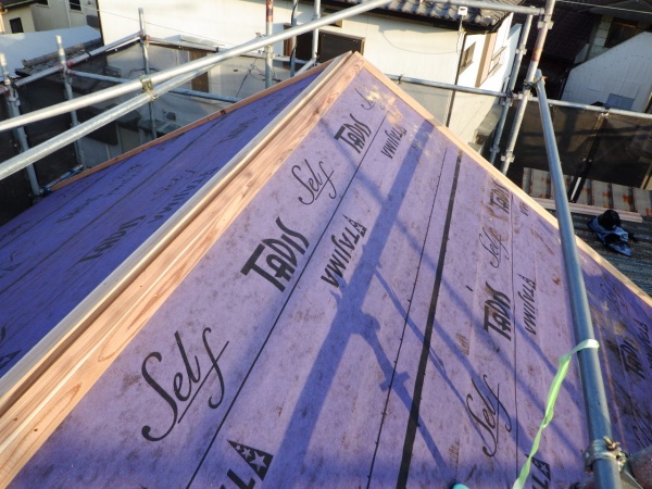 棟板金下地の取り付け終了です