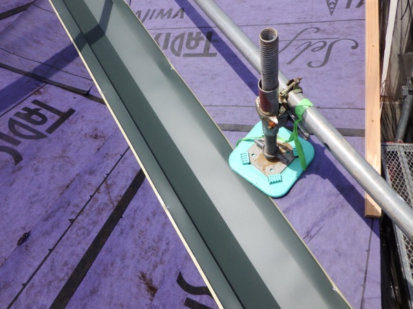 谷樋を取り付けました