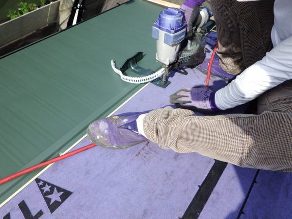 雪止めの取り付け中です