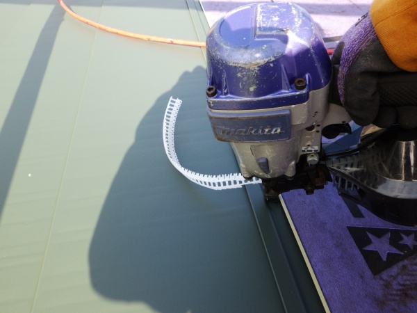 ルーフの取り付け中です