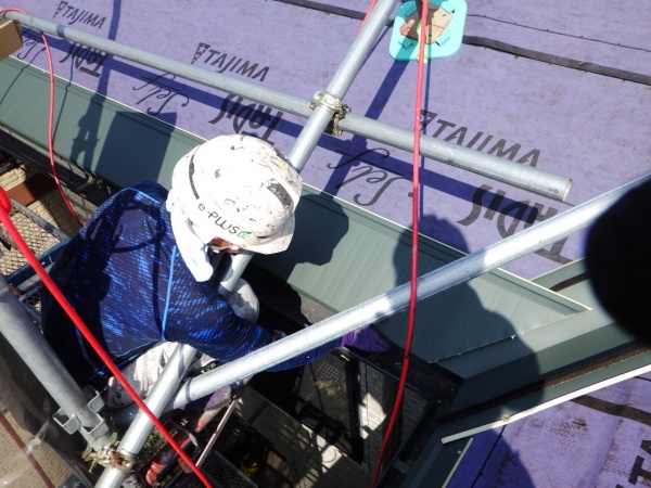 南面の谷樋との取り合い取り付け中です