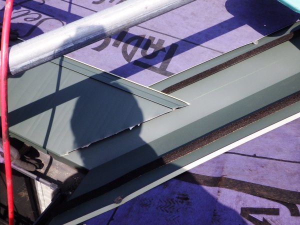 南面の谷樋との取り合い取り付け中です