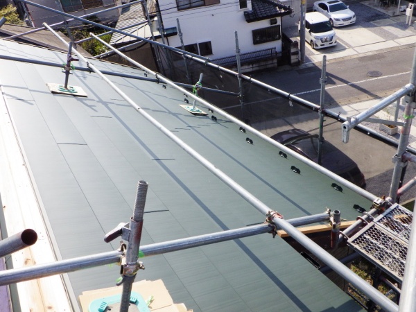 北面のルーフ貼り付けが終了しました