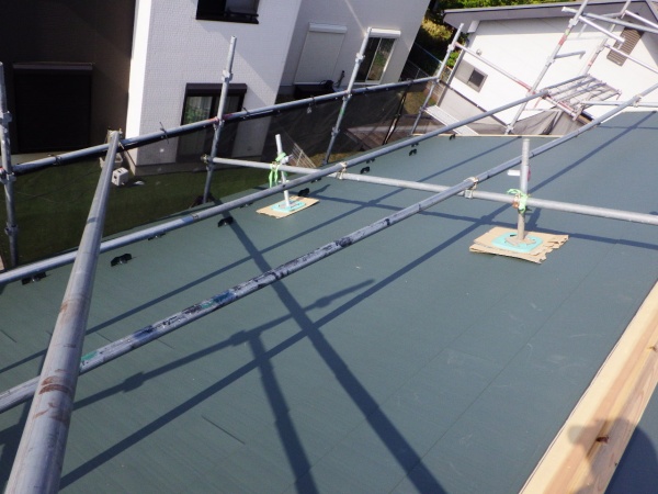 北面のルーフ貼り付けが終了しました