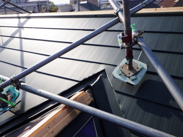 南面の左右のルーフ取り合い納です