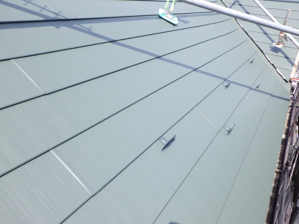 東面のルーフ貼り付けが終了しました