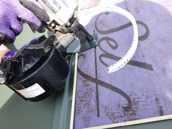 雪止めの取り付け中です