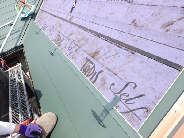 雪止めの取り付け中です