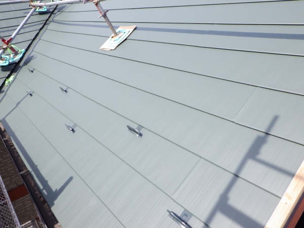 西面のルーフ貼り付けが終了しました
