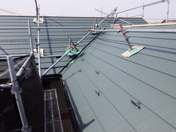 西面のルーフ貼り付けが終了しました