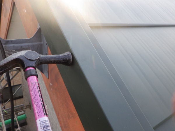 ケラバ包み板金の取り付け中です