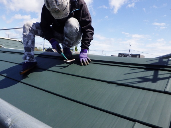 棟板金の取り付け中です