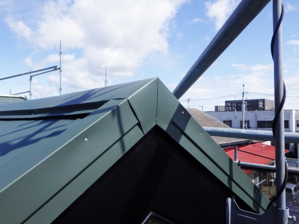 棟板金の取り付け終了です