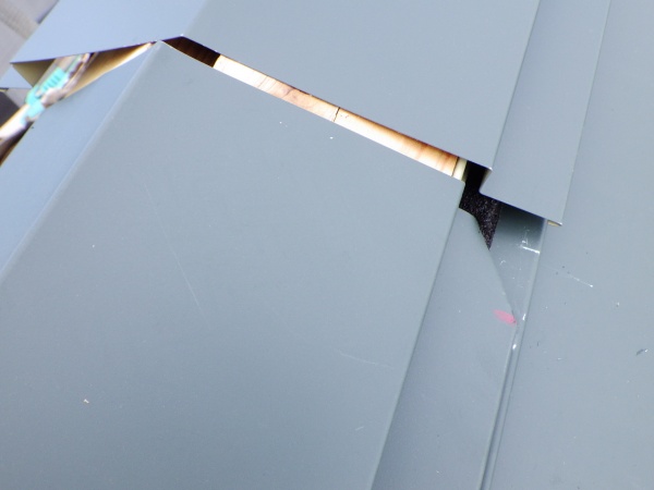 棟板金の取り付け中です