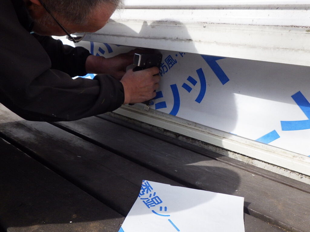 透湿シートの貼り付け中