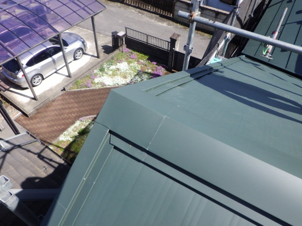 棟板金の取り付け終了です
